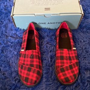 Tom’s Girl Red Plaid Shoe, Size 5 Youth
